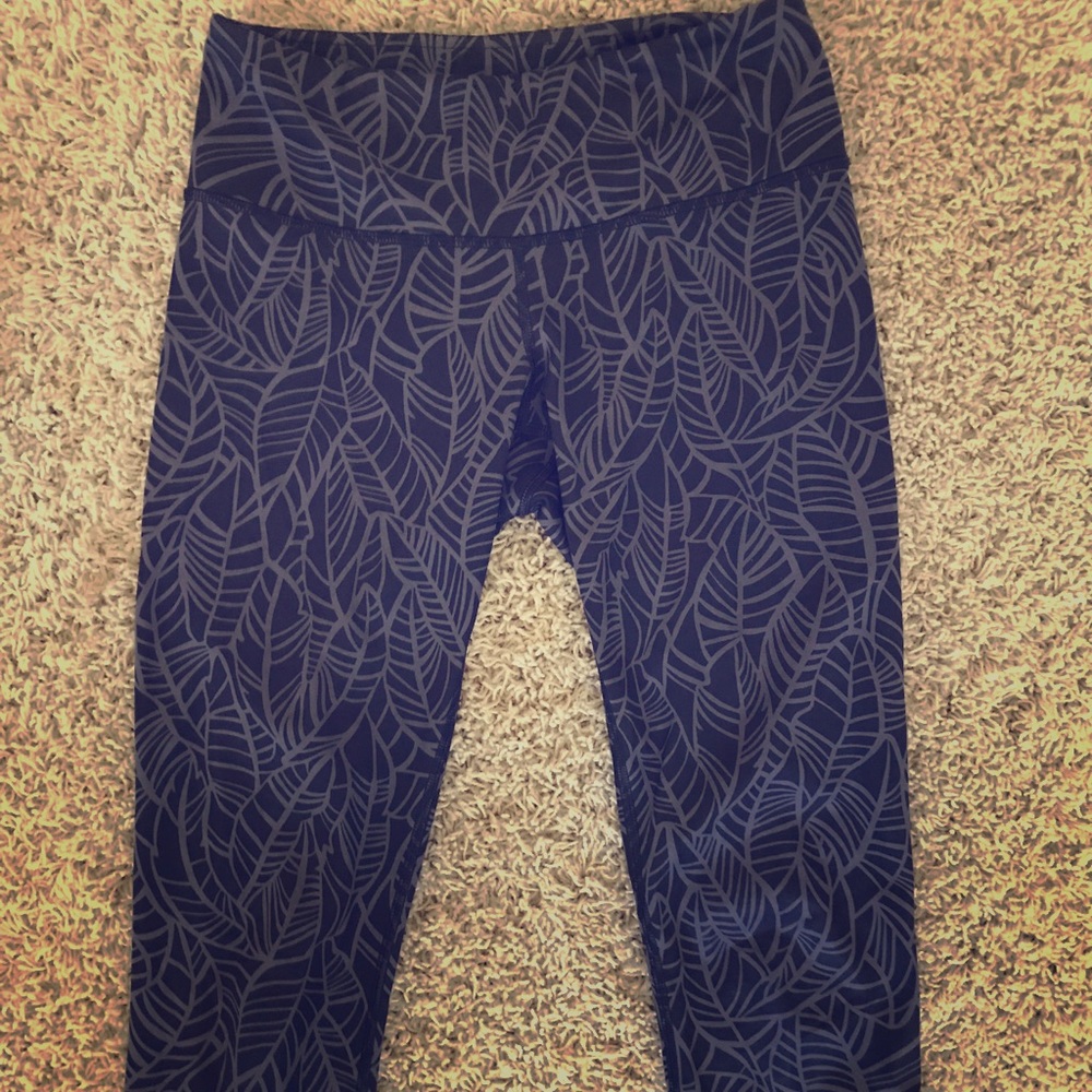 Lululemon size 4 navy pattern crop pants
